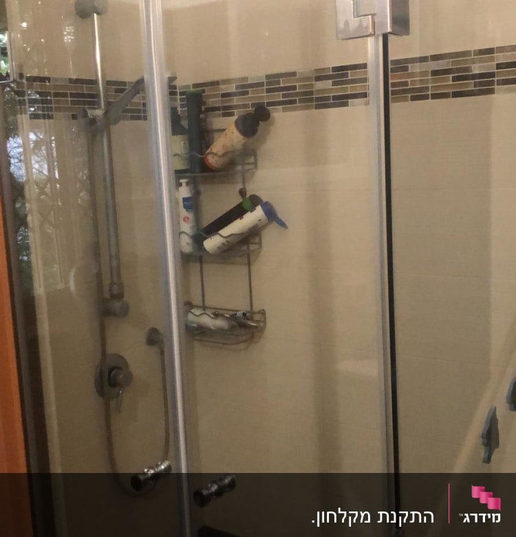 מקלחון זכוכית עם מדף בקבוקים ומדבקות קיר